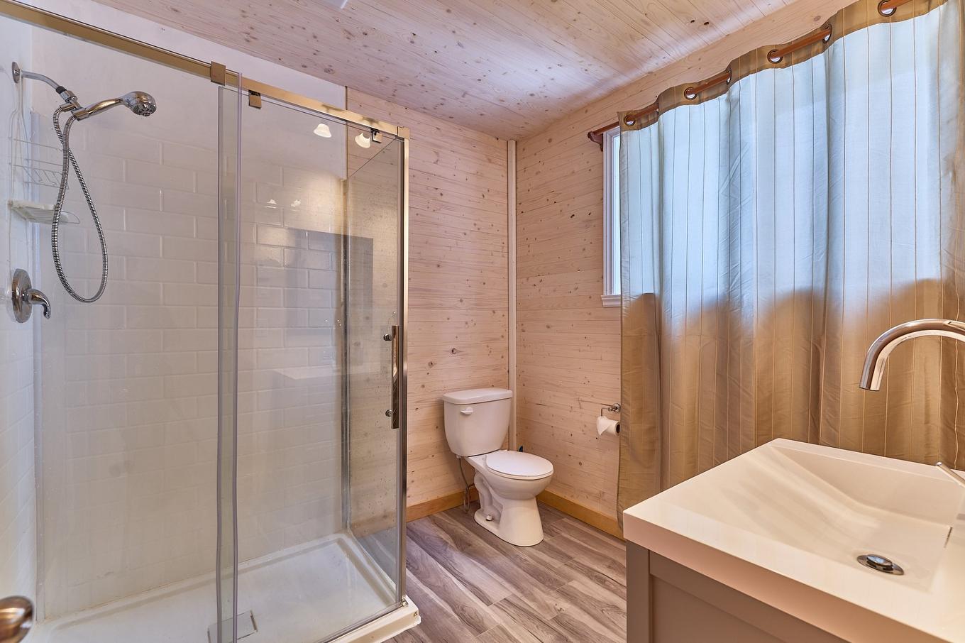 Salle de bains - 21 Ch. La Chanterelle, Saint-Donat, QC - Indoor Photo Showing Bathroom