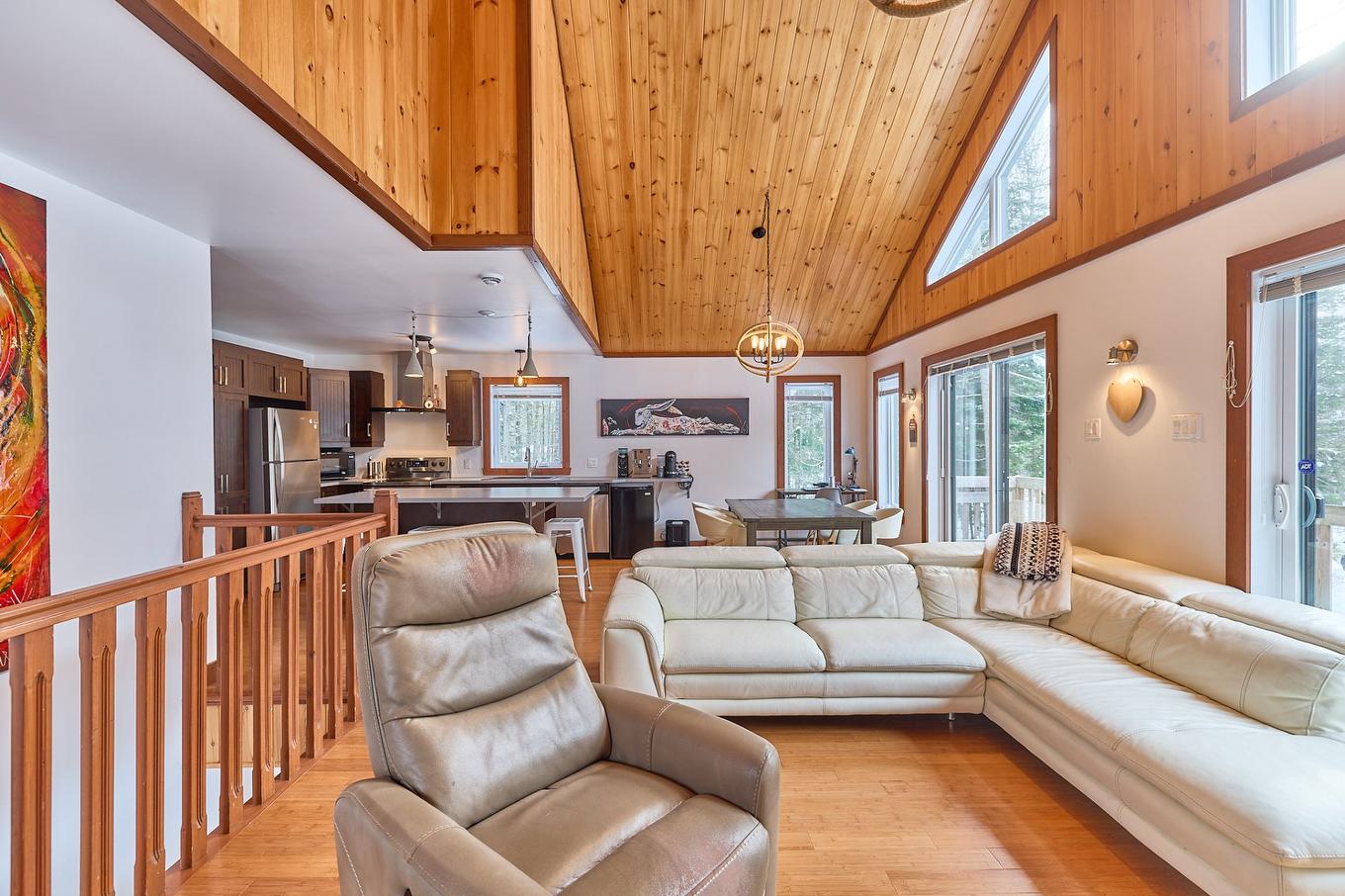 Salon - 21 Ch. La Chanterelle, Saint-Donat, QC - Indoor Photo Showing Living Room