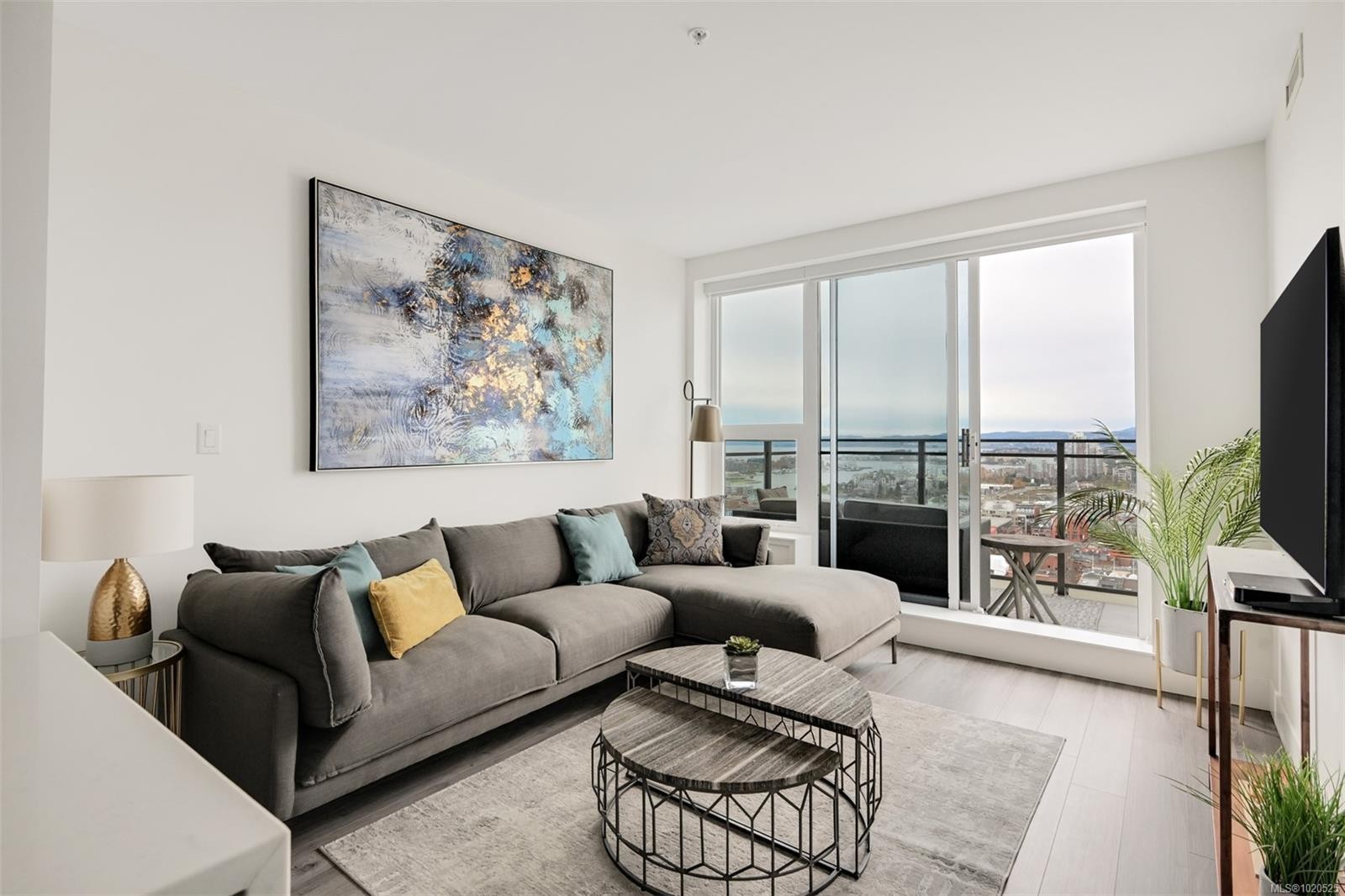 2002-777 Herald St, Victoria, BC - Indoor Photo Showing Living Room