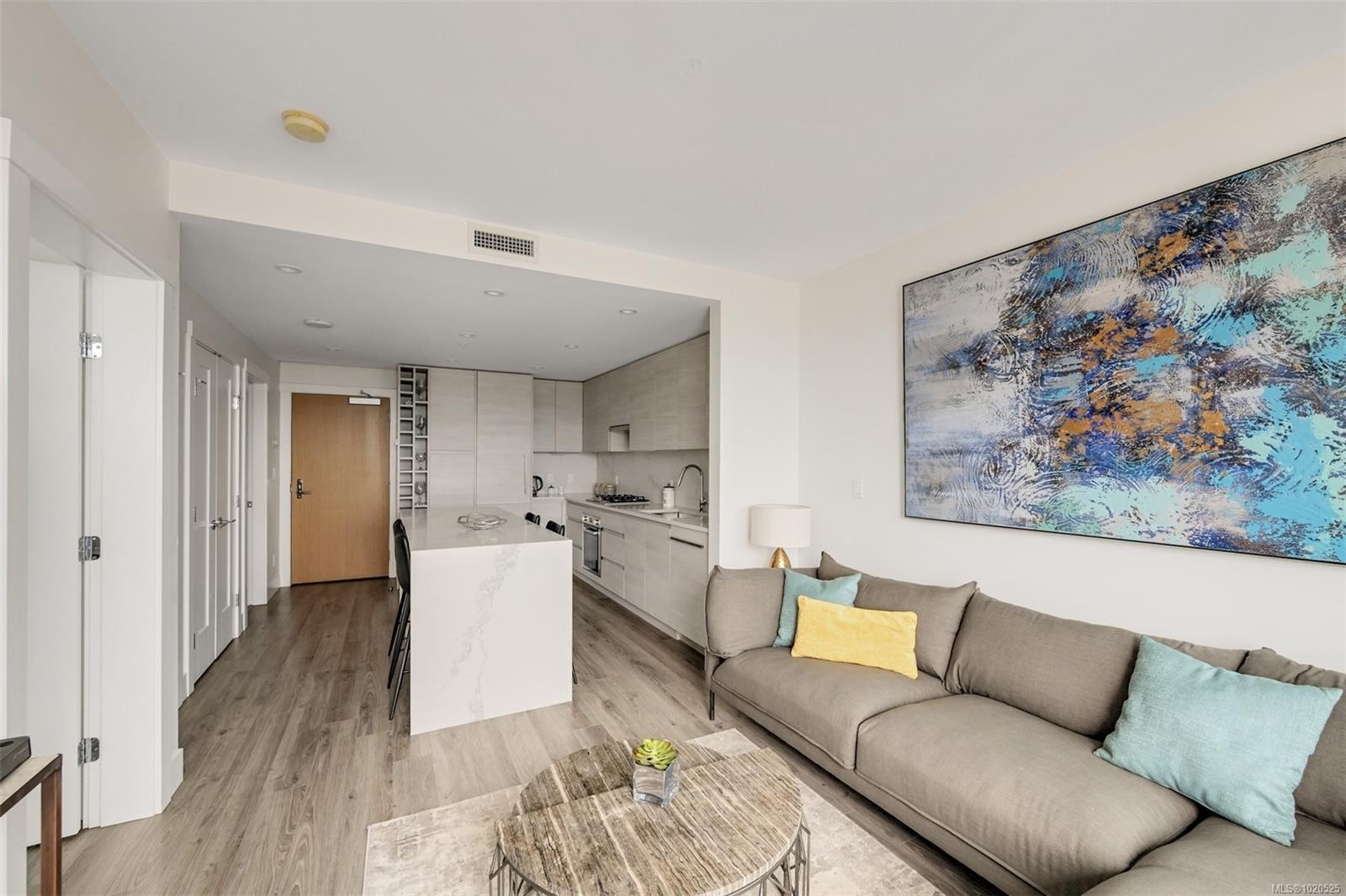 2002-777 Herald St, Victoria, BC - Indoor Photo Showing Living Room