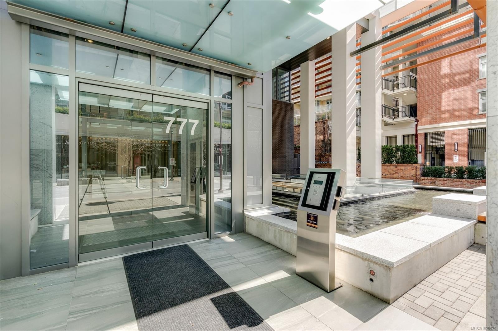 2002-777 Herald St, Victoria, BC -