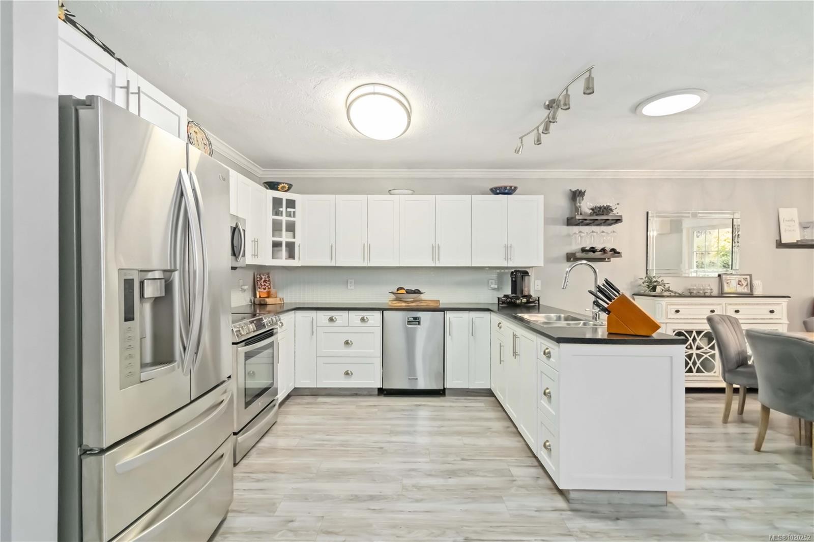 3104 Glen Lake Rd, Langford, BC - Indoor Photo Showing Kitchen