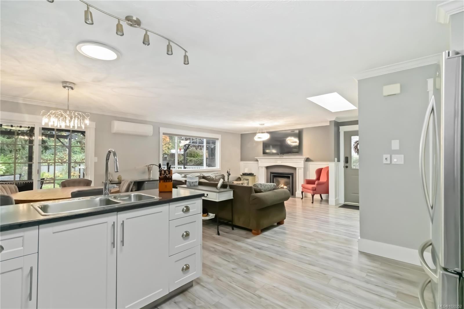3104 Glen Lake Rd, Langford, BC - Indoor Photo Showing Kitchen With Double Sink