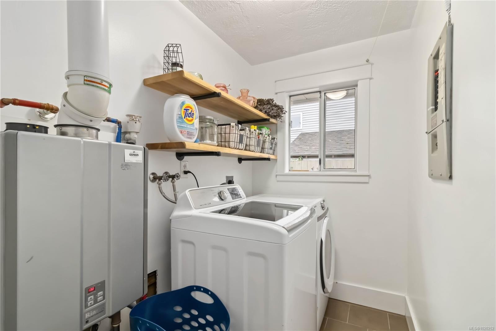 3104 Glen Lake Rd, Langford, BC - Indoor Photo Showing Laundry Room