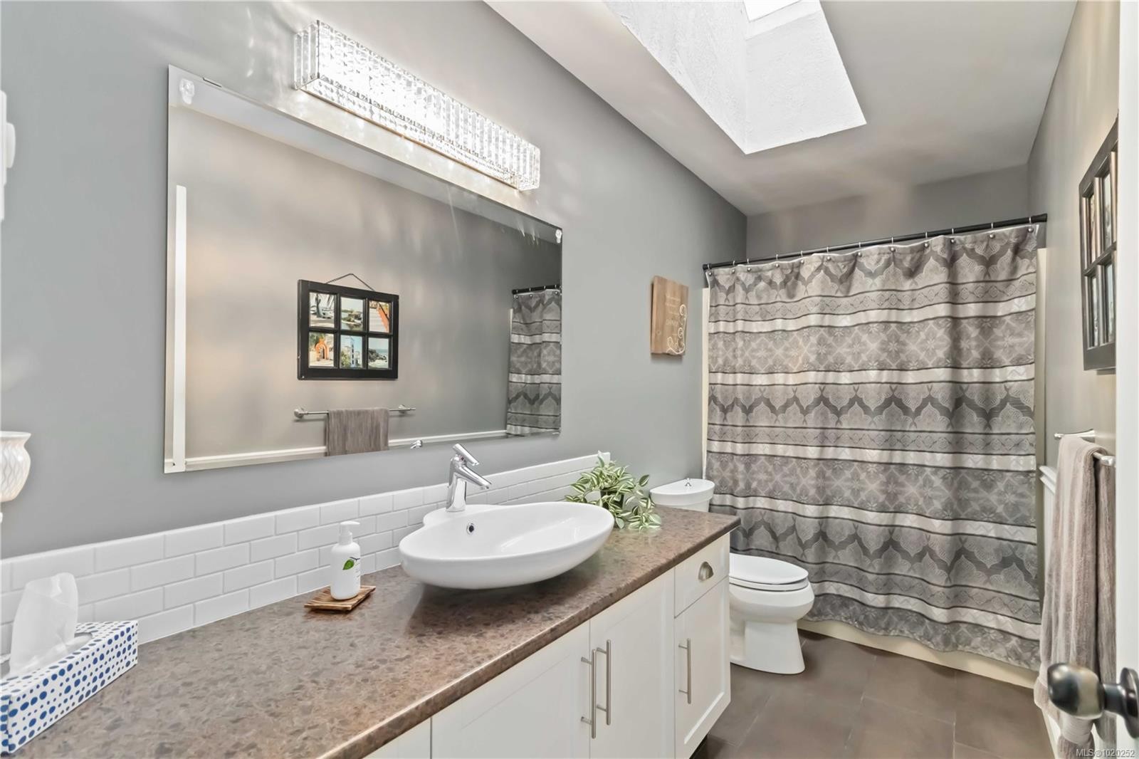 3104 Glen Lake Rd, Langford, BC - Indoor Photo Showing Bathroom