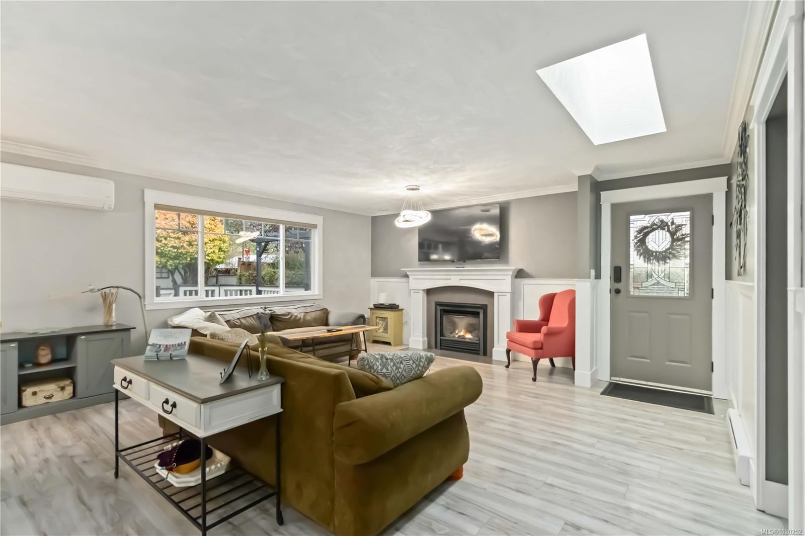 3104 Glen Lake Rd, Langford, BC - Indoor Photo Showing Living Room With Fireplace