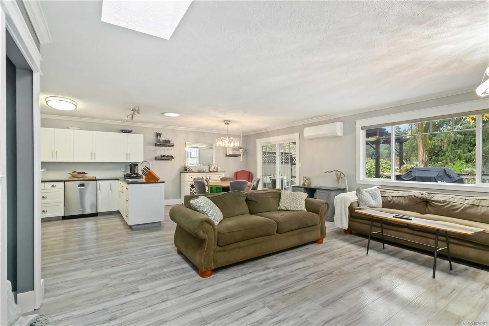 3104 Glen Lake Rd, Langford, BC - Indoor Photo Showing Living Room