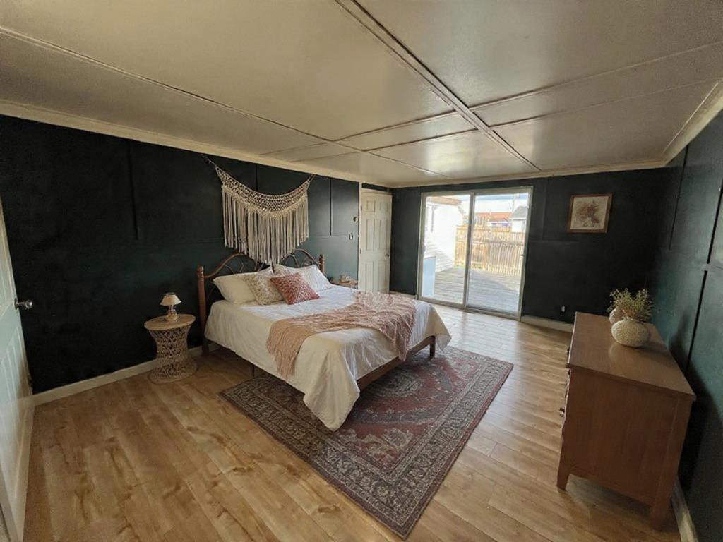 8 Elliot Street, Cochenour, ON - Indoor Photo Showing Bedroom