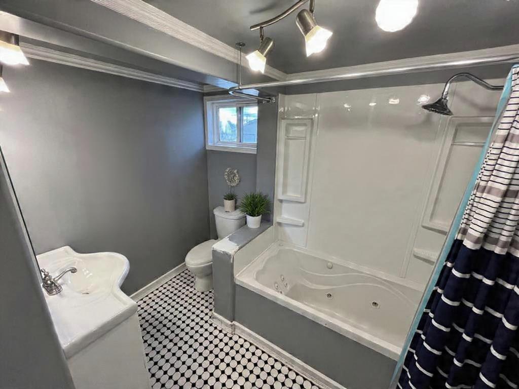 8 Elliot Street, Cochenour, ON - Indoor Photo Showing Bathroom