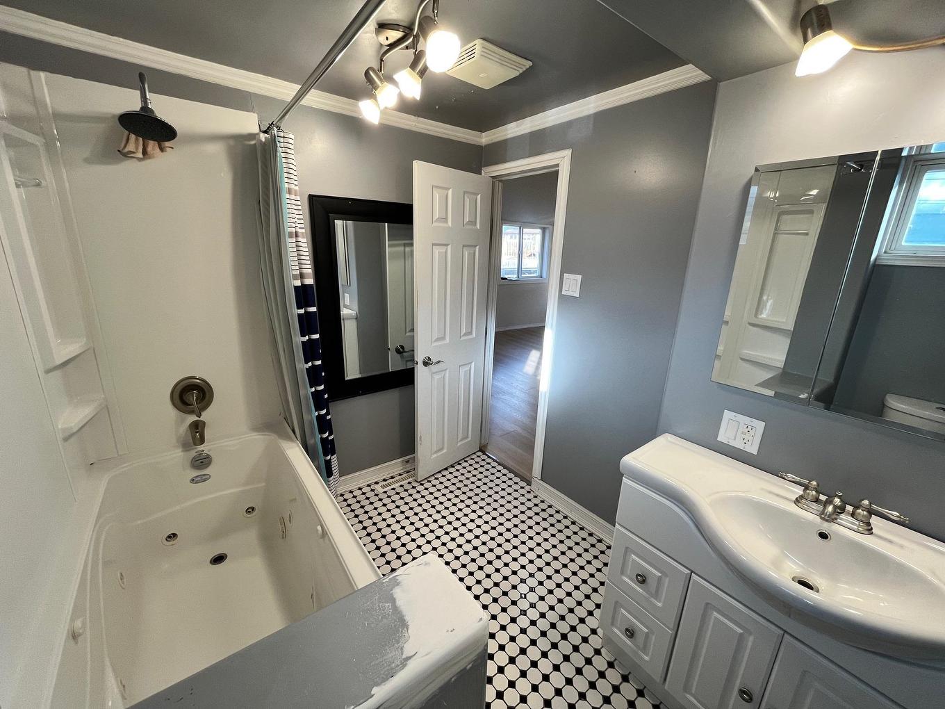 8 Elliot Street, Cochenour, ON - Indoor Photo Showing Bathroom