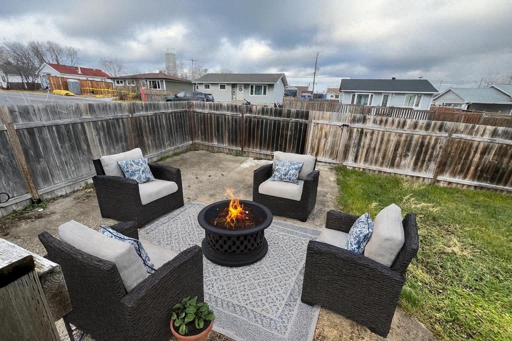 8 Elliot Street, Cochenour, ON - Outdoor With Deck Patio Veranda