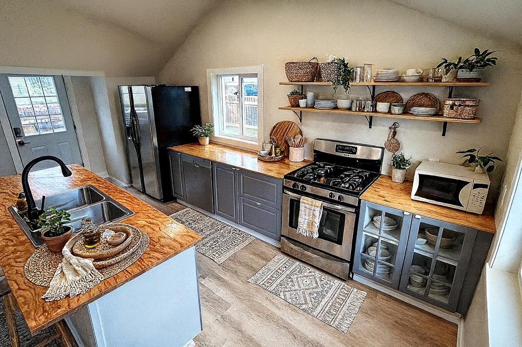 8 Elliot Street, Cochenour, ON - Indoor Photo Showing Kitchen With Double Sink