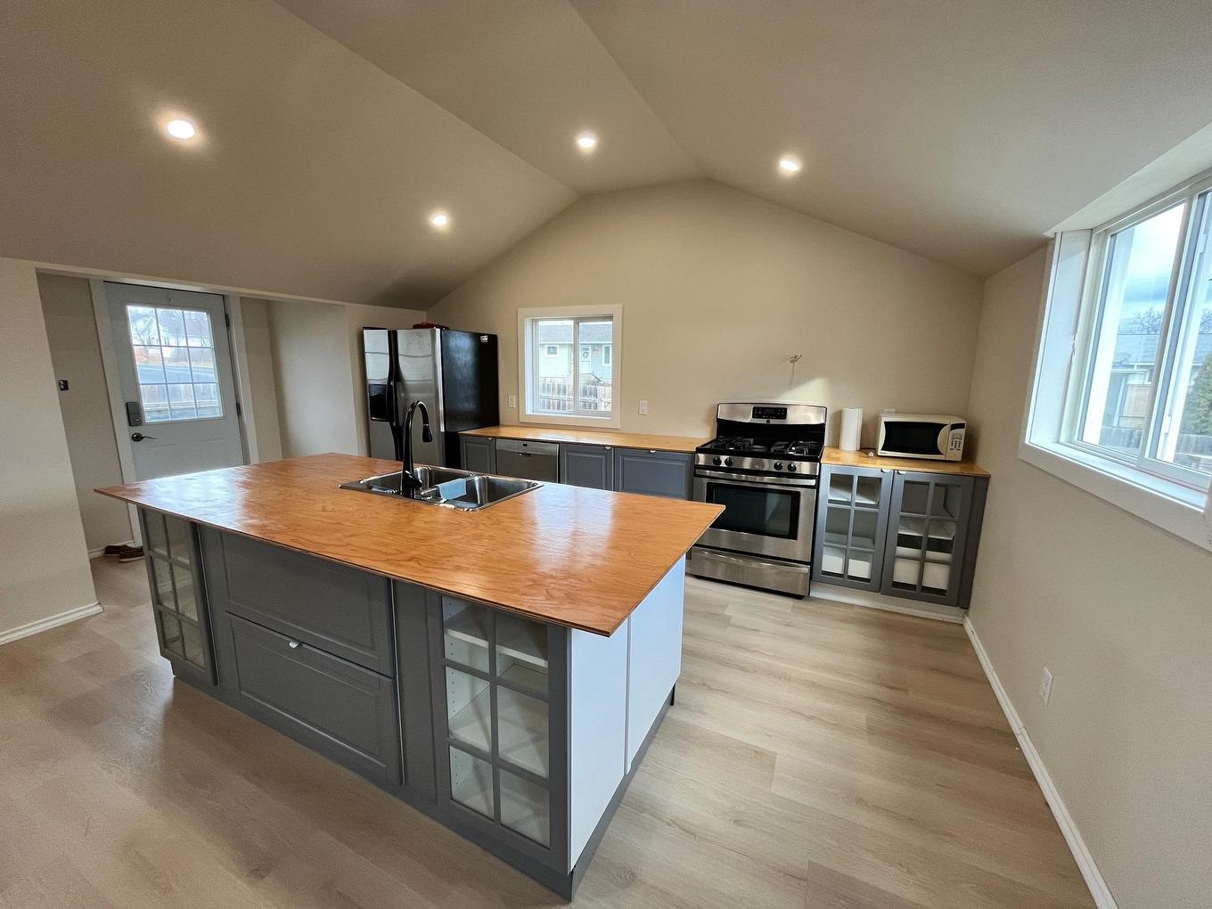 8 Elliot Street, Cochenour, ON - Indoor