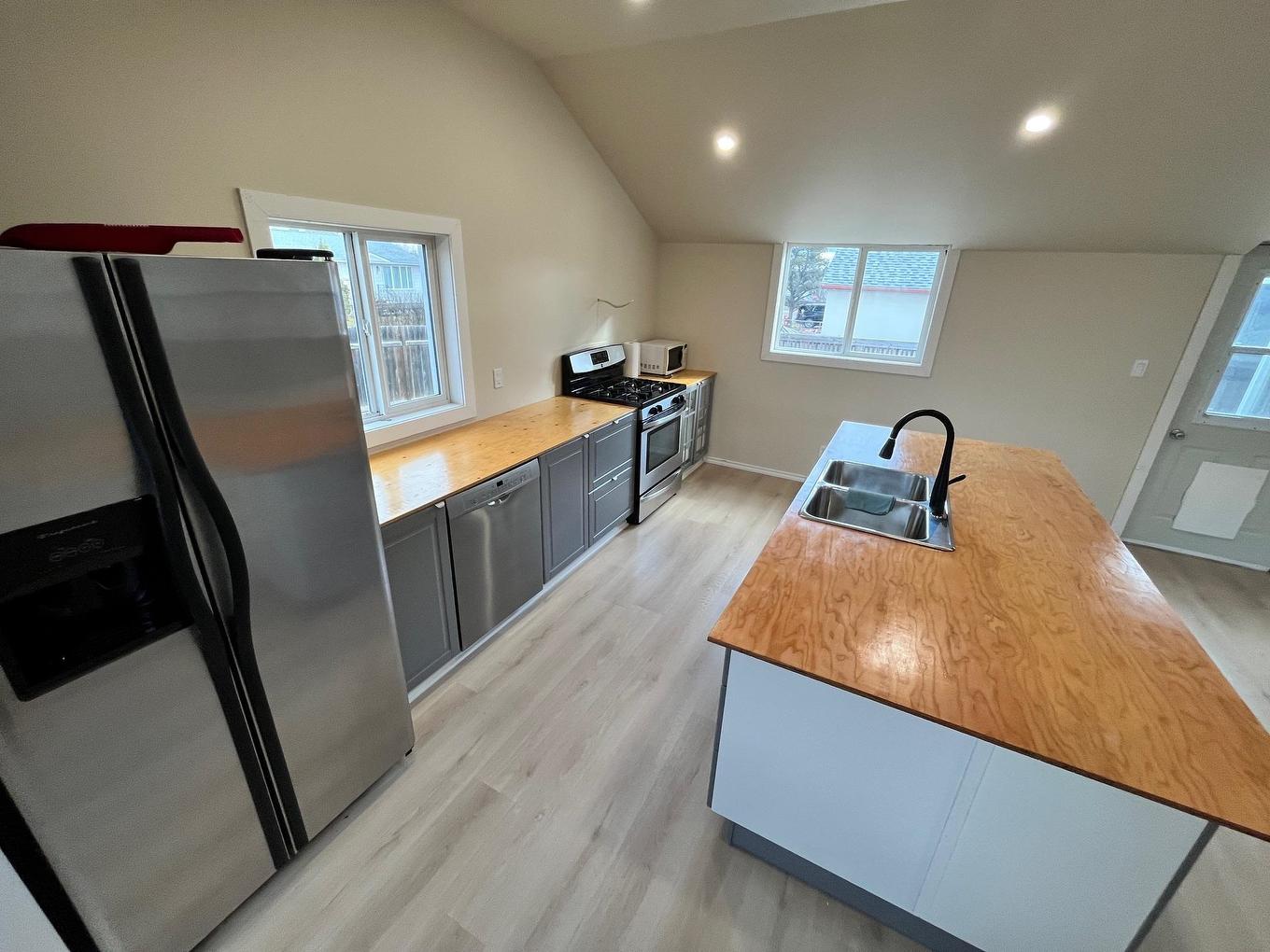 8 Elliot Street, Cochenour, ON - Indoor