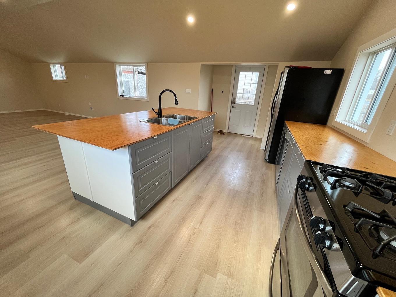 8 Elliot Street, Cochenour, ON - Indoor Photo Showing Kitchen With Double Sink