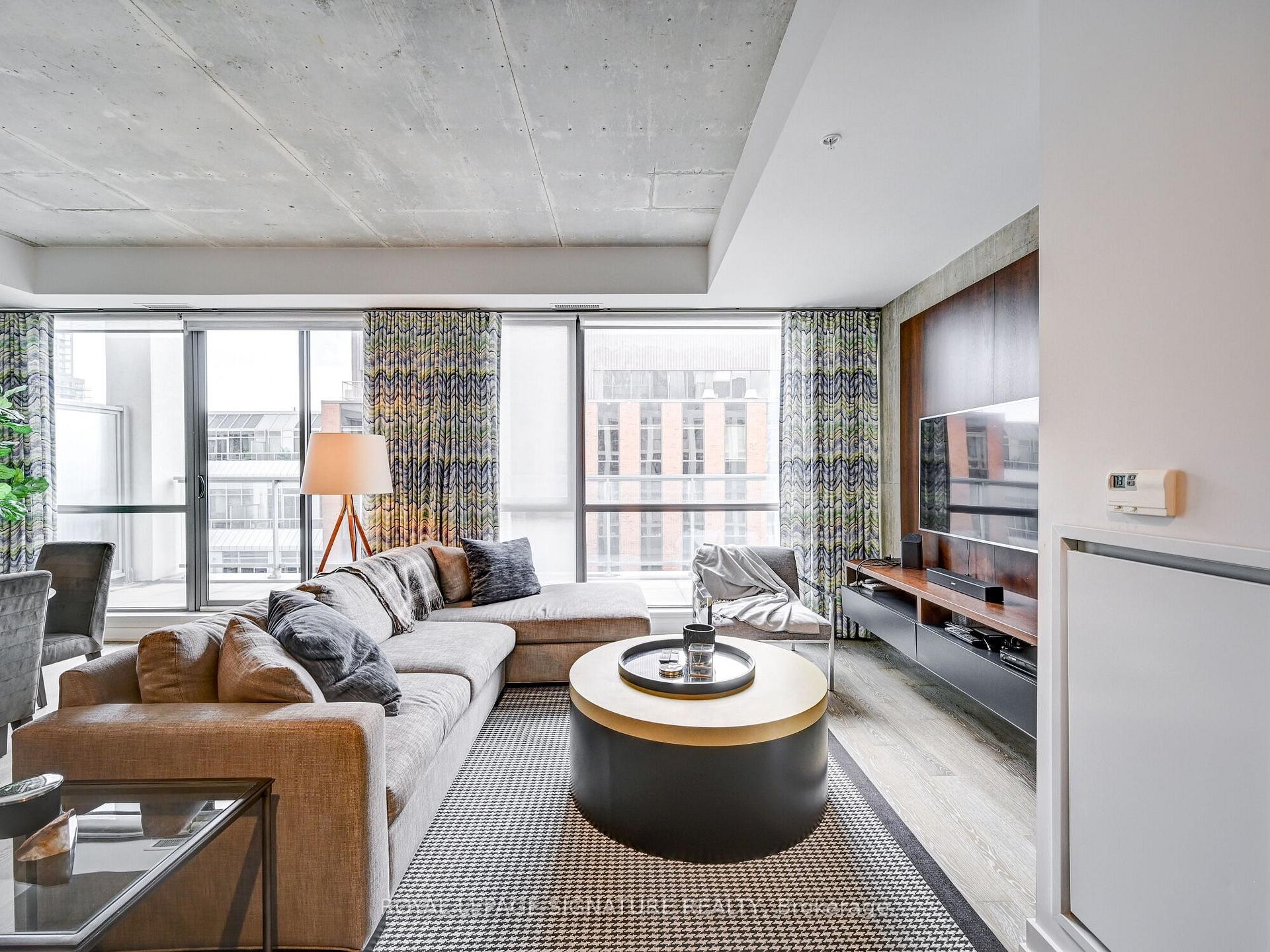 Ph18-39 Brant Street, Toronto, ON - Indoor Photo Showing Living Room