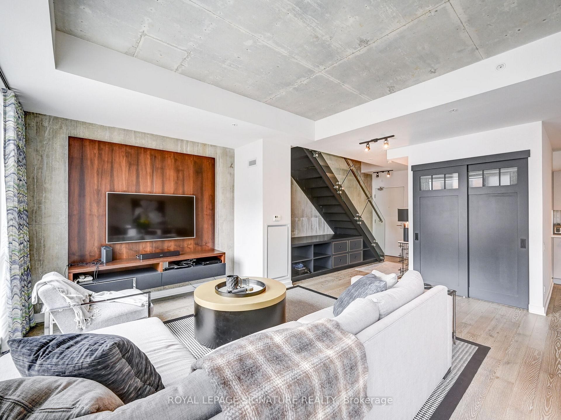 Ph18-39 Brant Street, Toronto, ON - Indoor Photo Showing Living Room