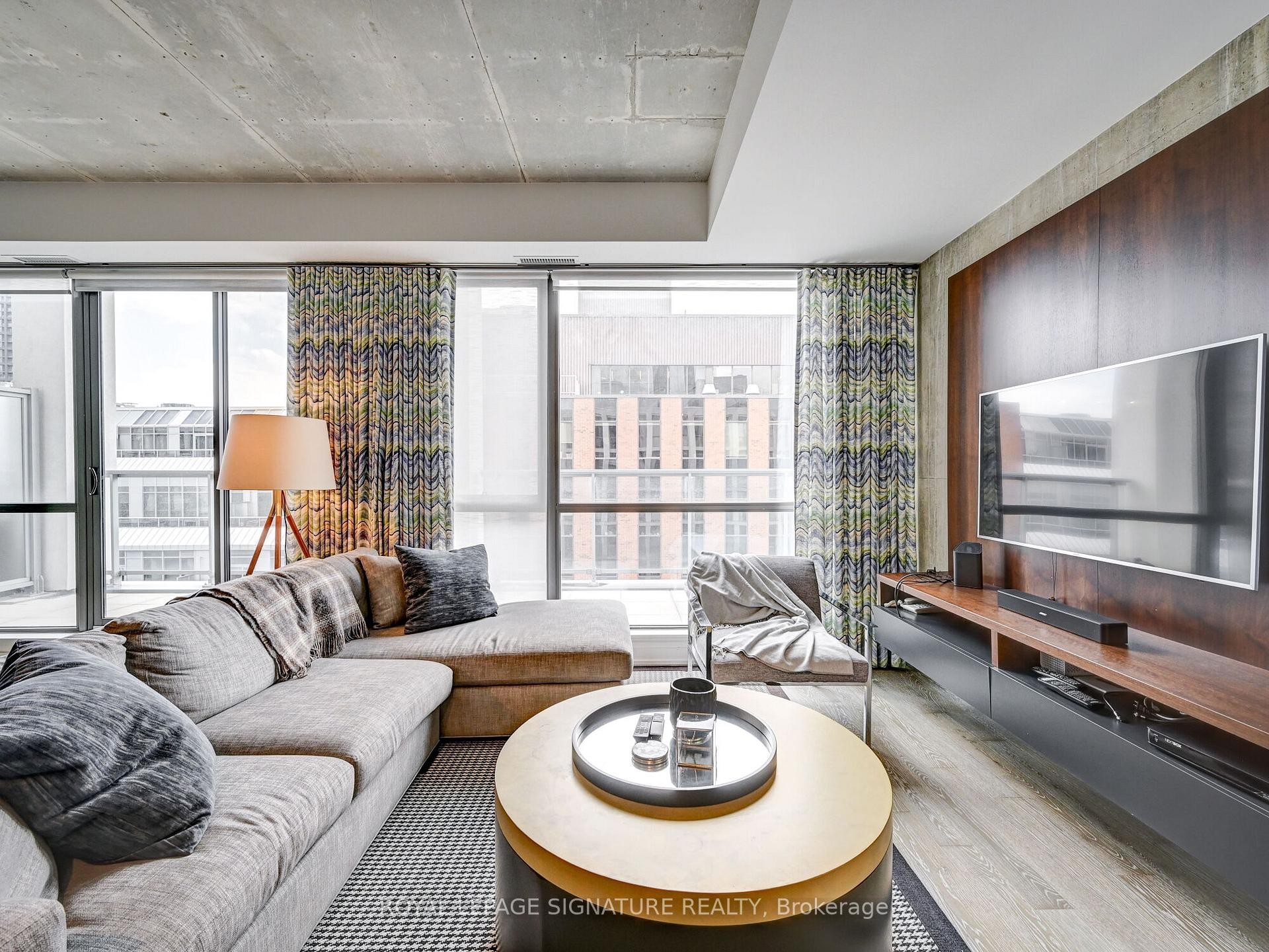 Ph18-39 Brant Street, Toronto, ON - Indoor Photo Showing Living Room