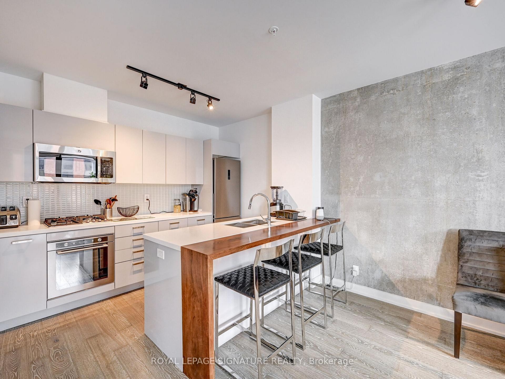 Ph18-39 Brant Street, Toronto, ON - Indoor Photo Showing Kitchen
