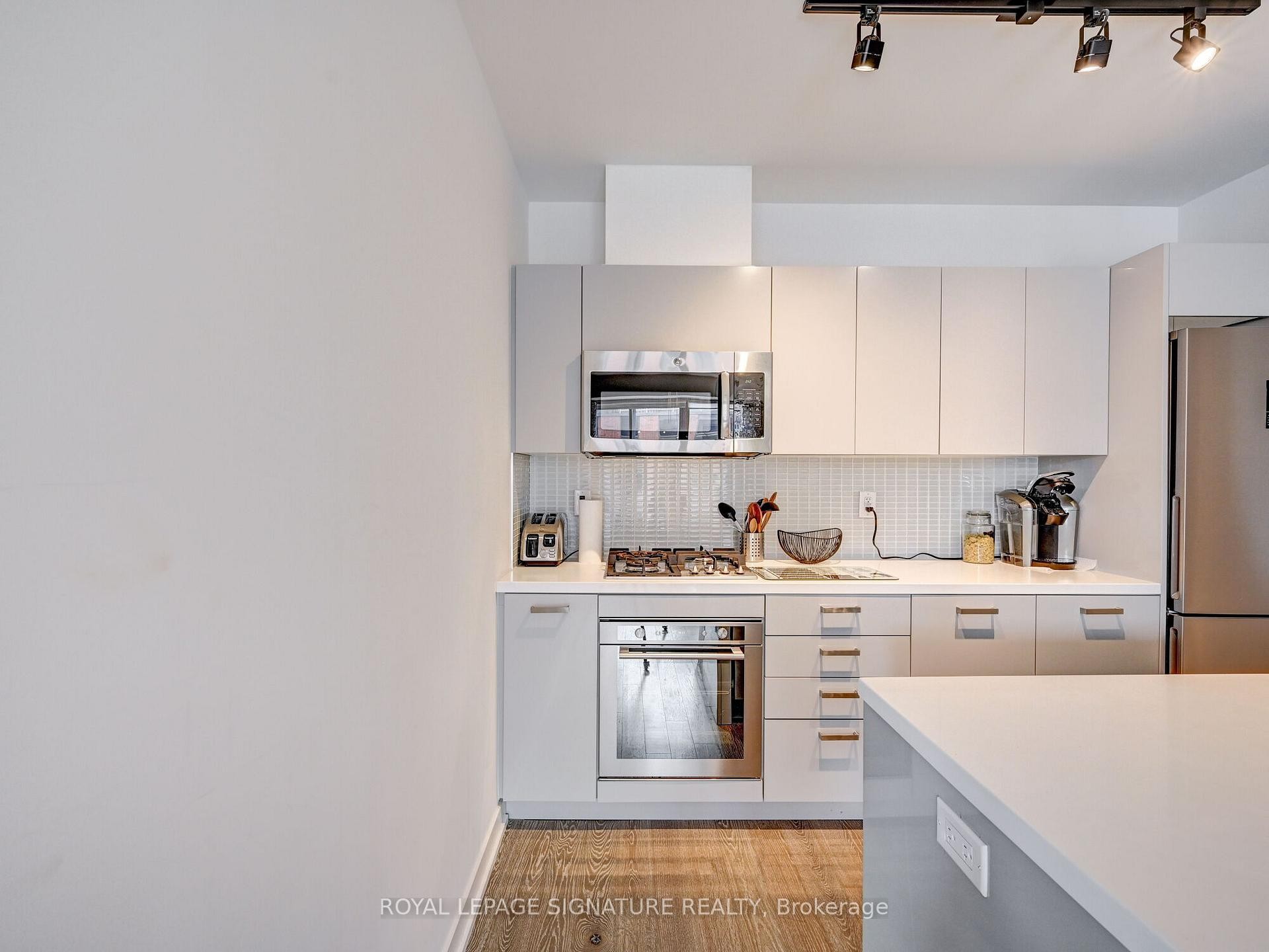 Ph18-39 Brant Street, Toronto, ON - Indoor Photo Showing Kitchen