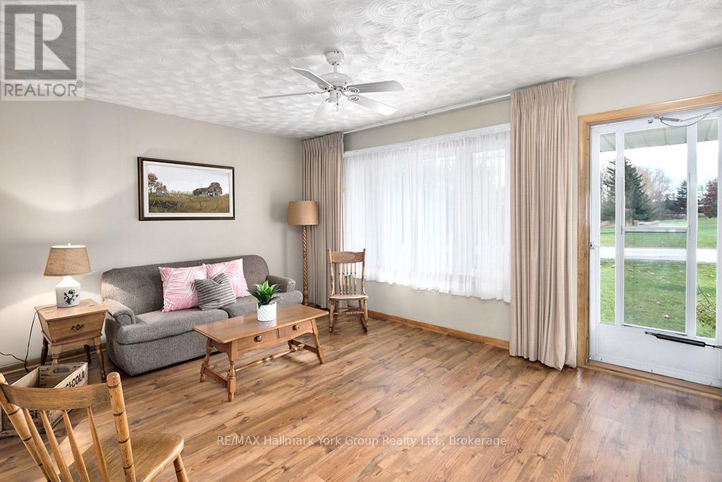 448 Nelson Street W, Meaford, ON - Indoor Photo Showing Living Room