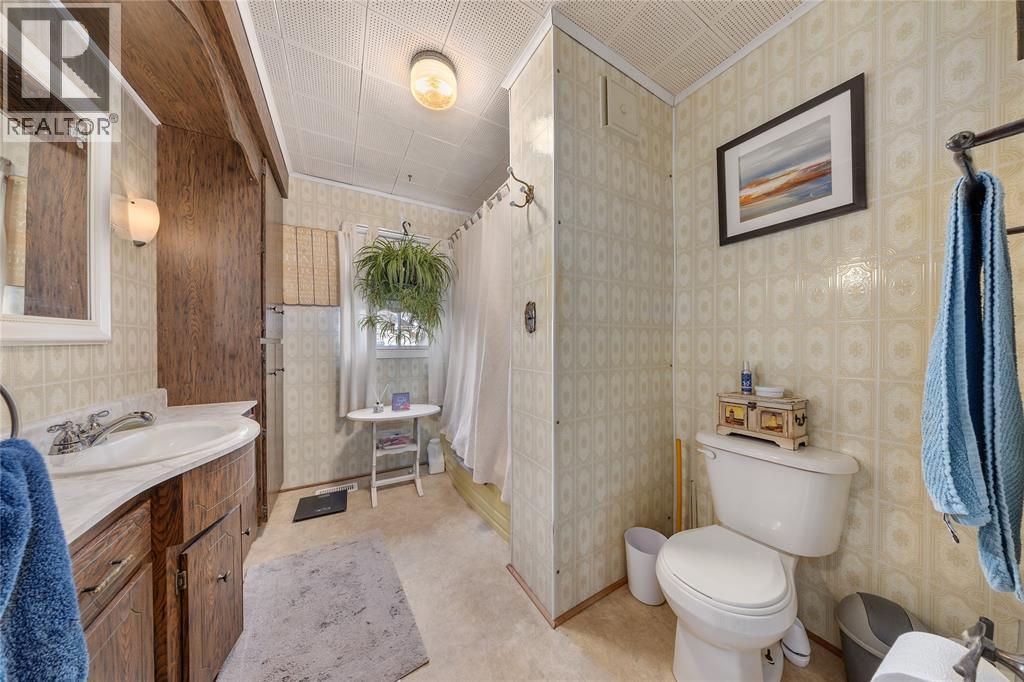 120 Hiram Street, Wallaceburg, ON - Indoor Photo Showing Bathroom