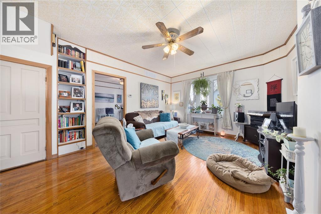 120 Hiram Street, Wallaceburg, ON - Indoor Photo Showing Living Room