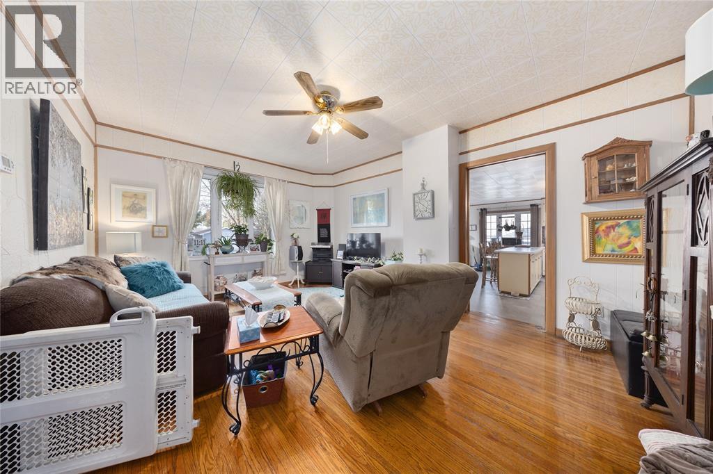 120 Hiram Street, Wallaceburg, ON - Indoor Photo Showing Living Room