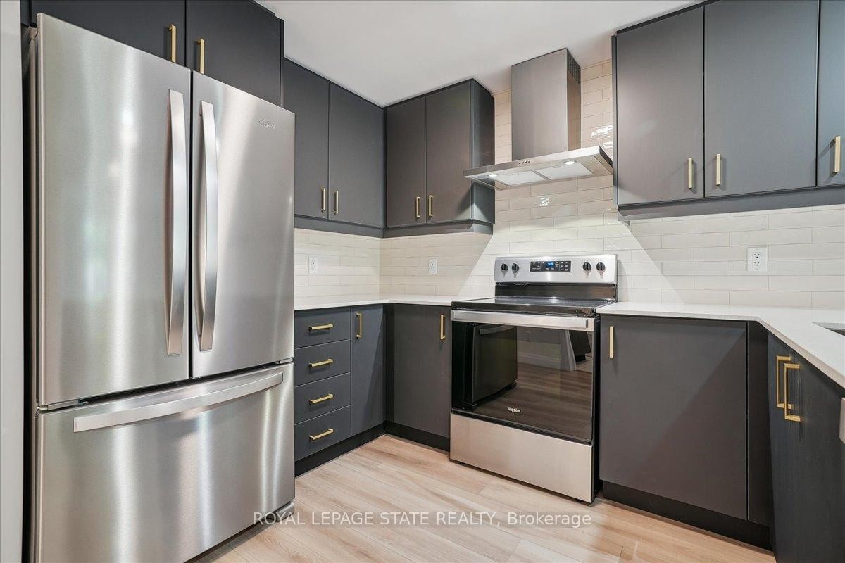 124-153 Wilson Street W, Hamilton, ON - Indoor Photo Showing Kitchen With Upgraded Kitchen