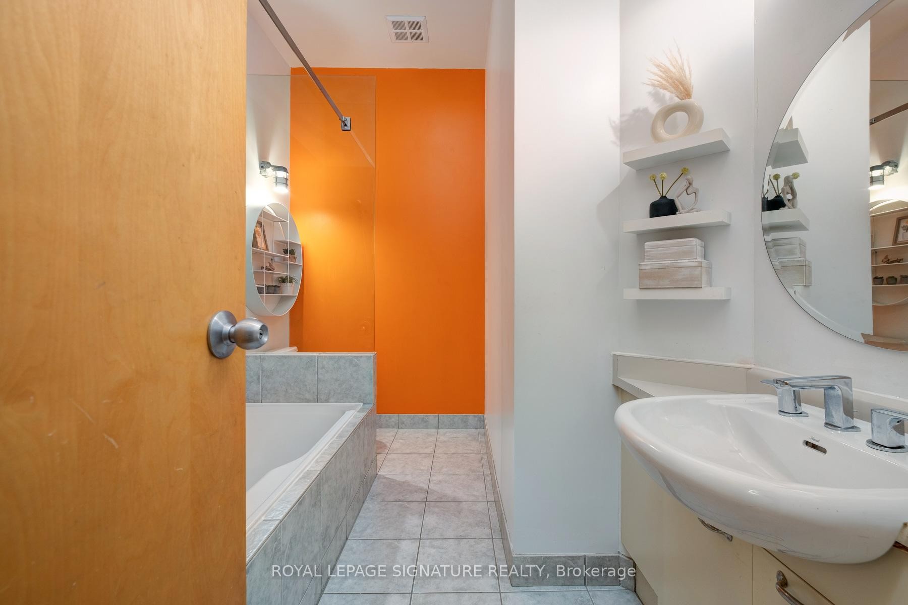 418-155 Dalhousie Street, Toronto, ON - Indoor Photo Showing Bathroom