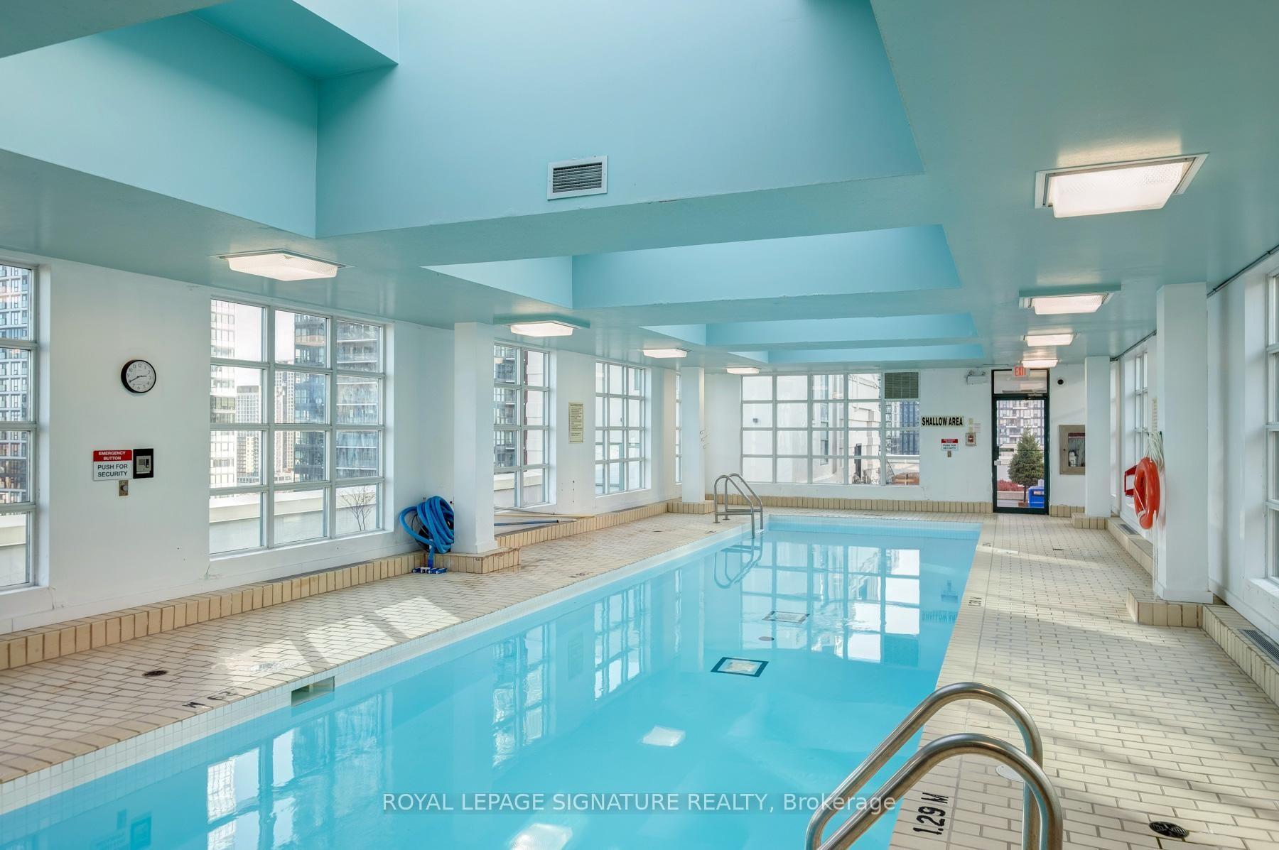 418-155 Dalhousie Street, Toronto, ON - Indoor Photo Showing Other Room With In Ground Pool