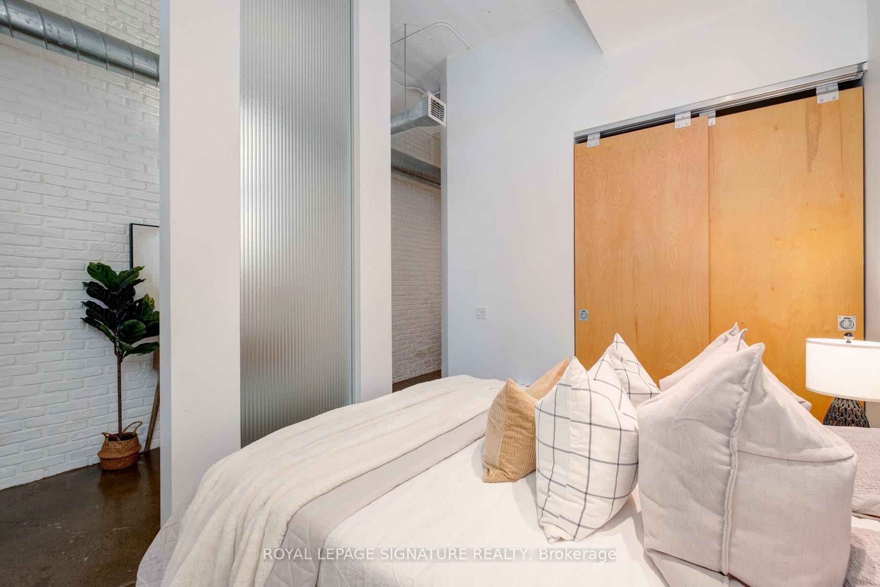 418-155 Dalhousie Street, Toronto, ON - Indoor Photo Showing Bedroom