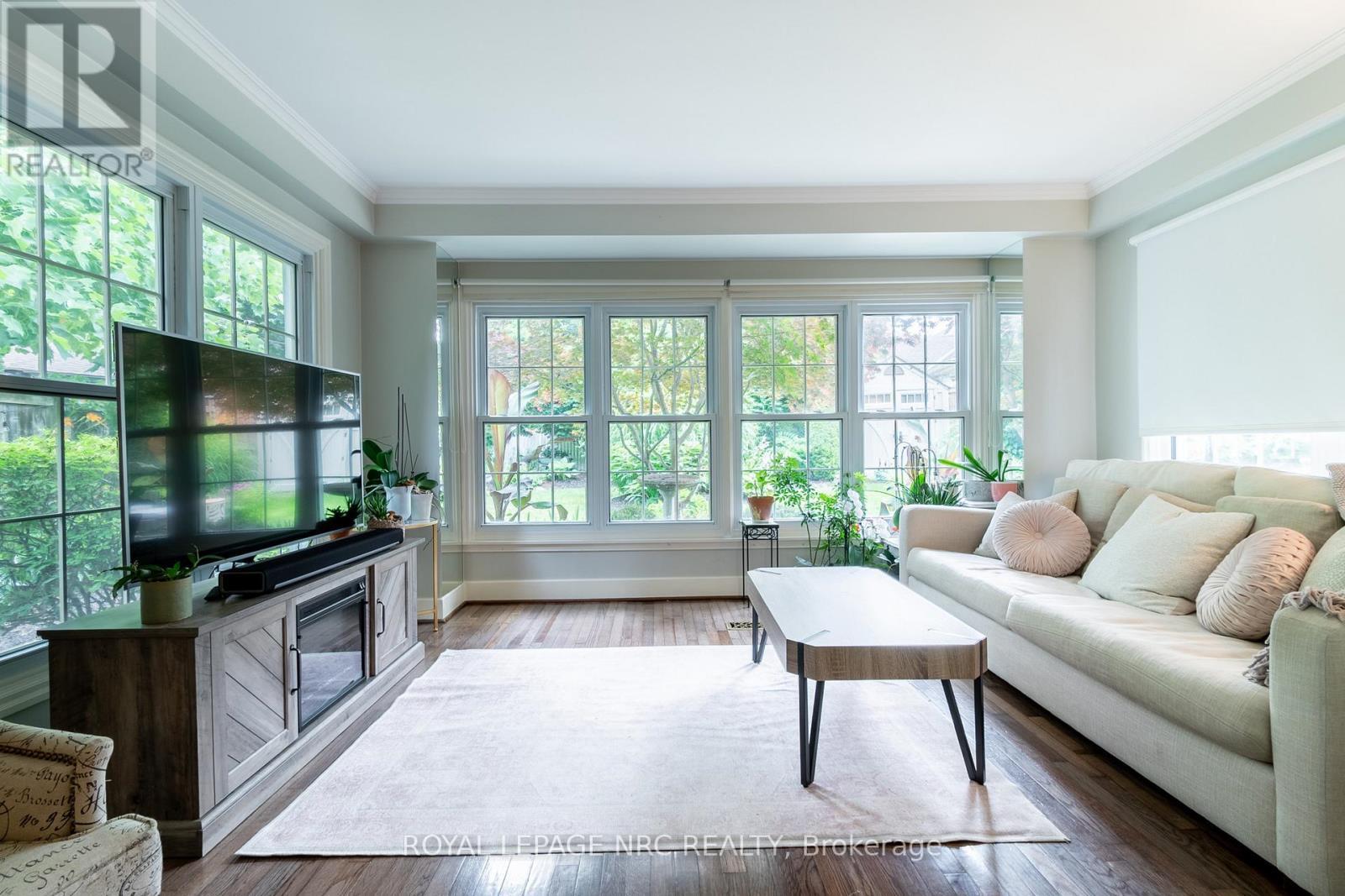 67 Hillcrest Avenue, St. Catharines (Old Glenridge), ON - Indoor Photo Showing Living Room