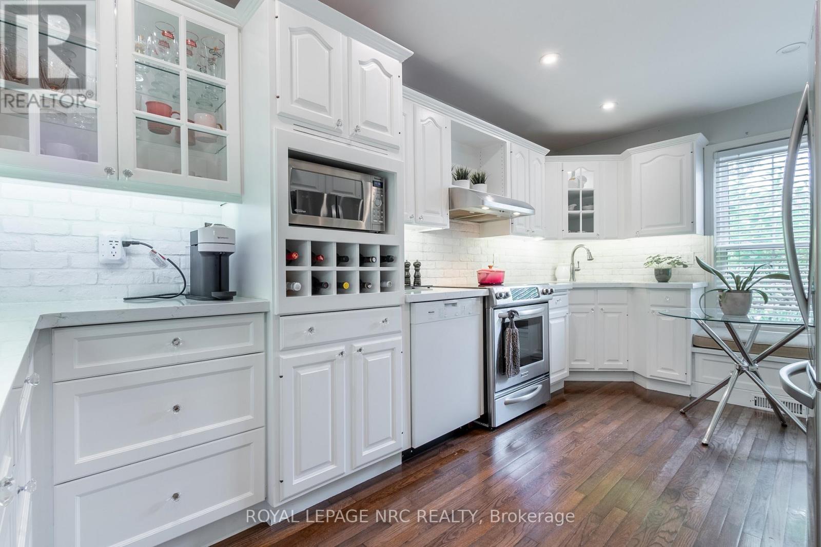 67 Hillcrest Avenue, St. Catharines (Old Glenridge), ON - Indoor Photo Showing Kitchen With Upgraded Kitchen