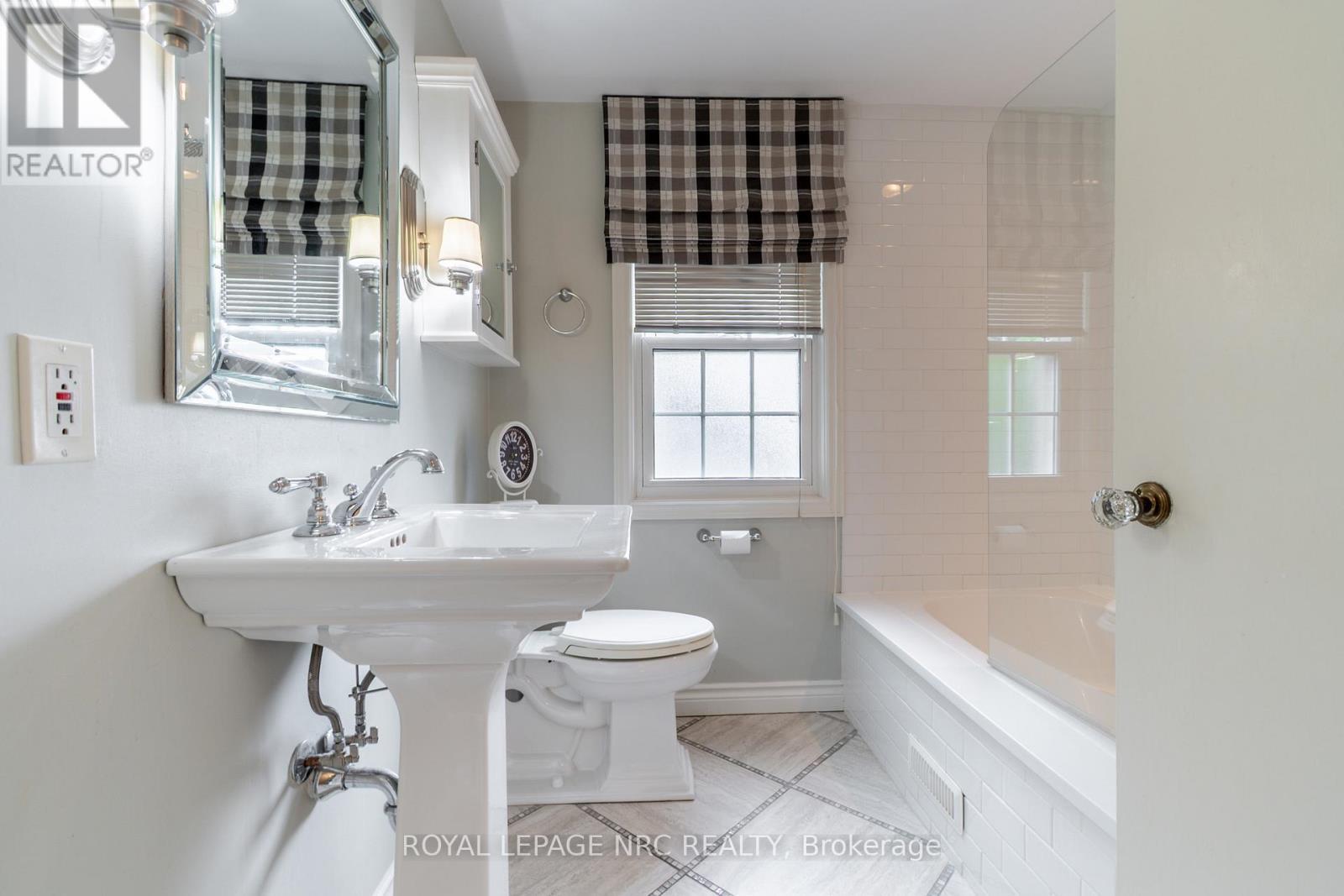 67 Hillcrest Avenue, St. Catharines (Old Glenridge), ON - Indoor Photo Showing Bathroom