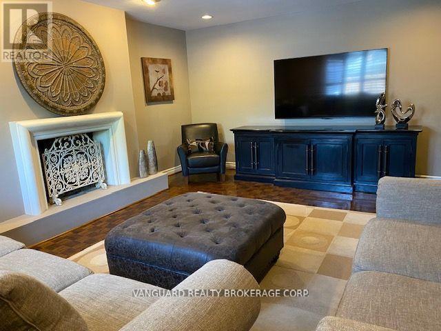 68 Mellings Drive, Vaughan, ON - Indoor Photo Showing Living Room