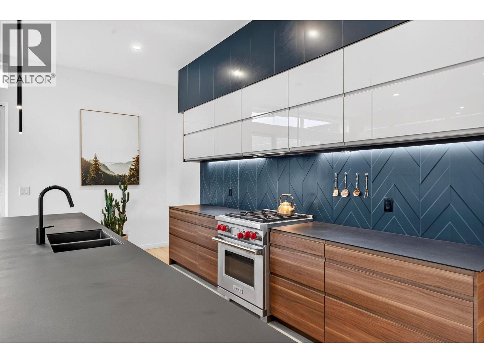 15873 Kobayashi Court, Lake Country, BC - Indoor Photo Showing Kitchen With Double Sink