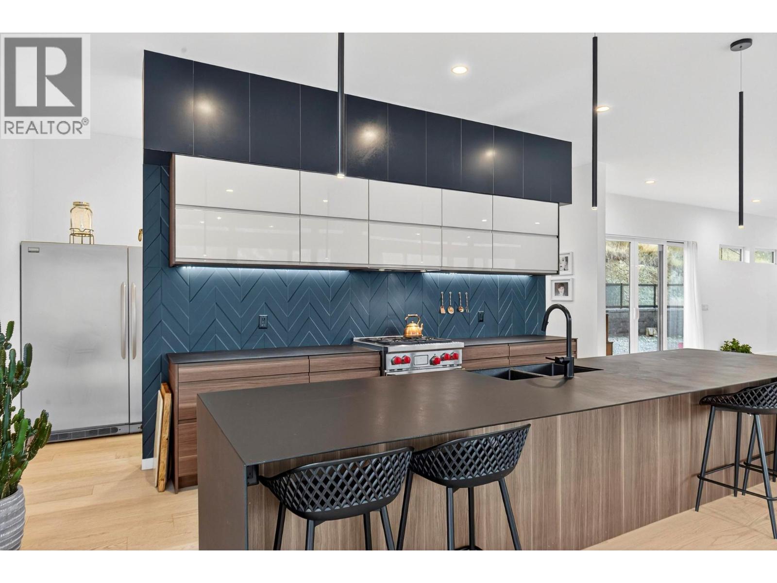 15873 Kobayashi Court, Lake Country, BC - Indoor Photo Showing Kitchen With Double Sink