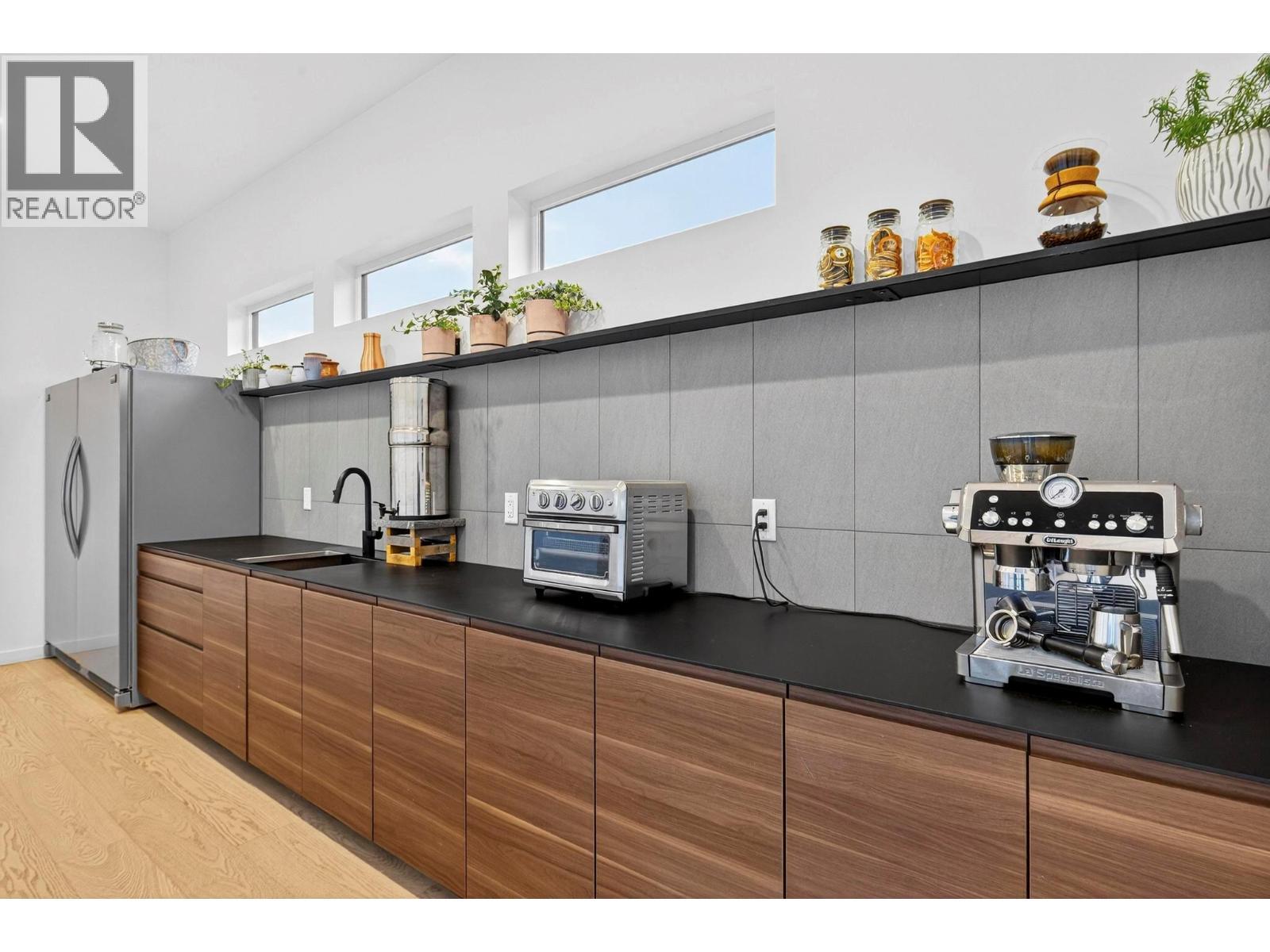 Butler's pantry - 15873 Kobayashi Court, Lake Country, BC -