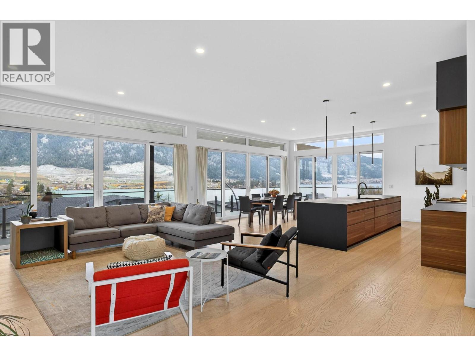 15873 Kobayashi Court, Lake Country, BC - Indoor Photo Showing Living Room