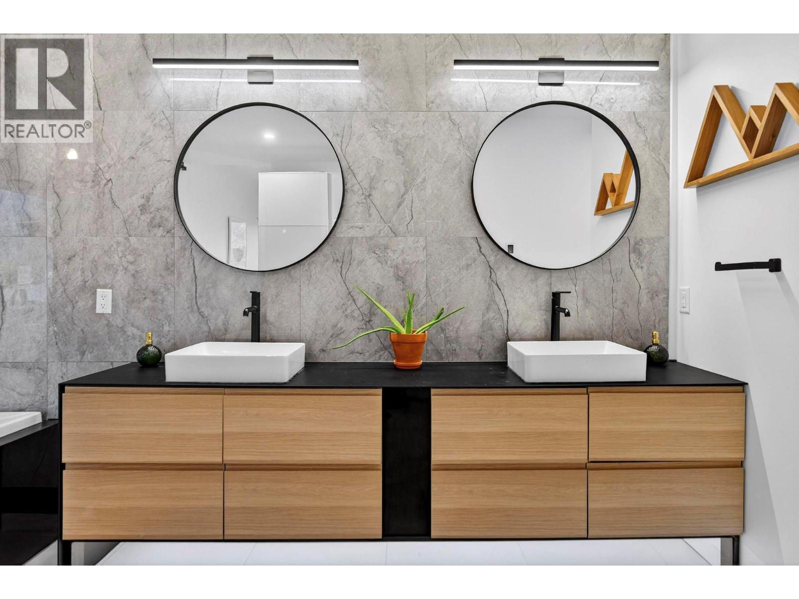 15873 Kobayashi Court, Lake Country, BC - Indoor Photo Showing Bathroom