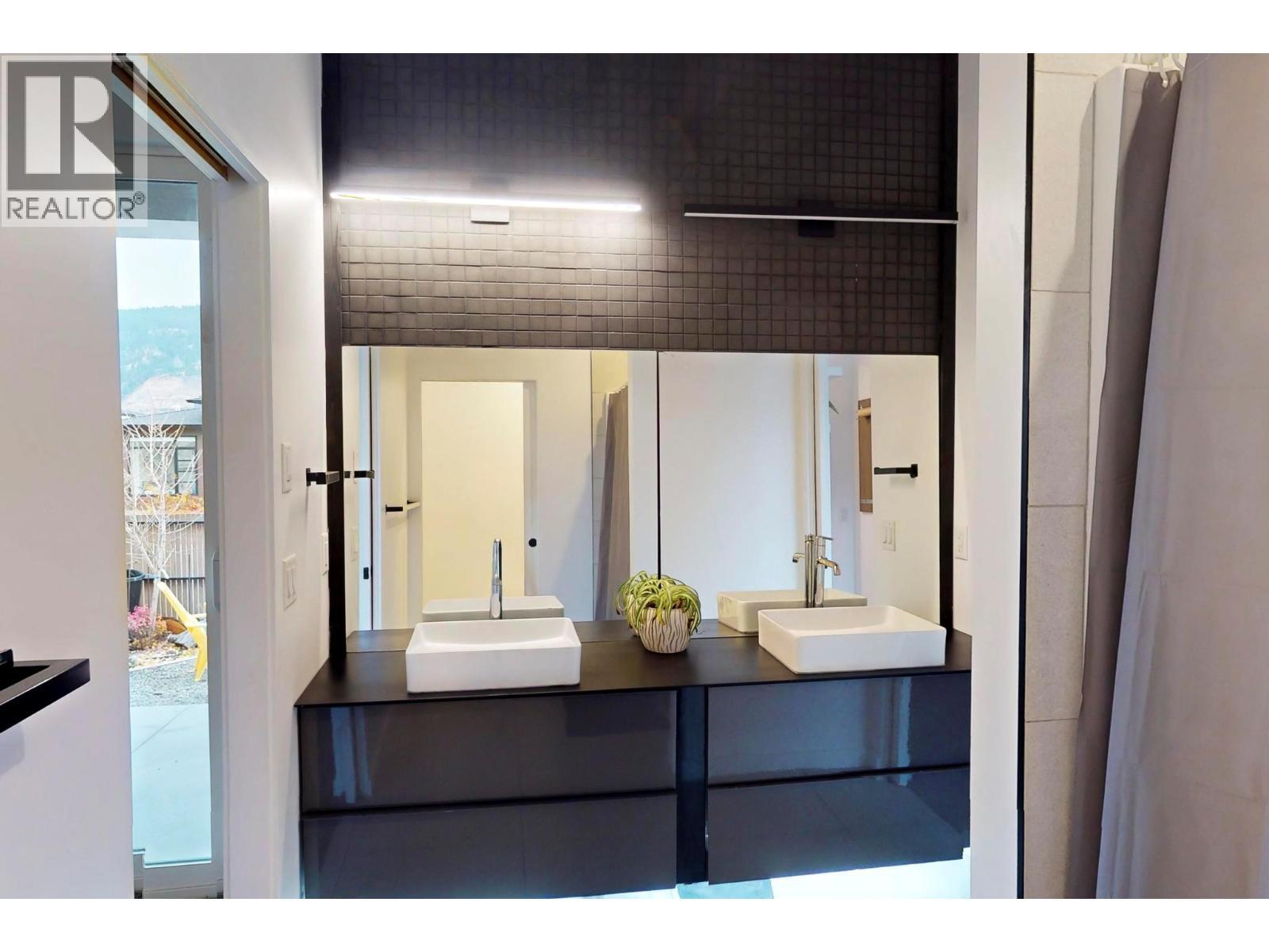 Jack and Jill Bathroom - 15873 Kobayashi Court, Lake Country, BC - Indoor