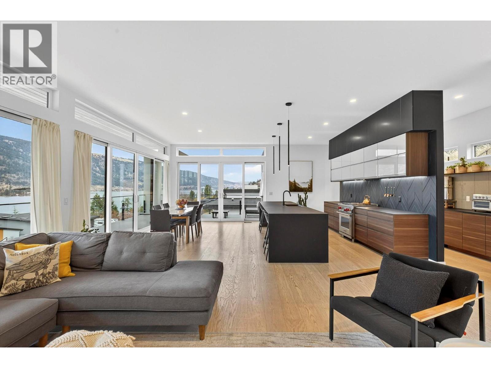 15873 Kobayashi Court, Lake Country, BC - Indoor Photo Showing Living Room