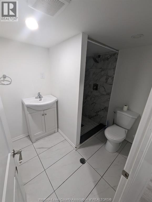 1043 Bruce Avenue Unit# Lower, Windsor, ON - Indoor Photo Showing Bathroom