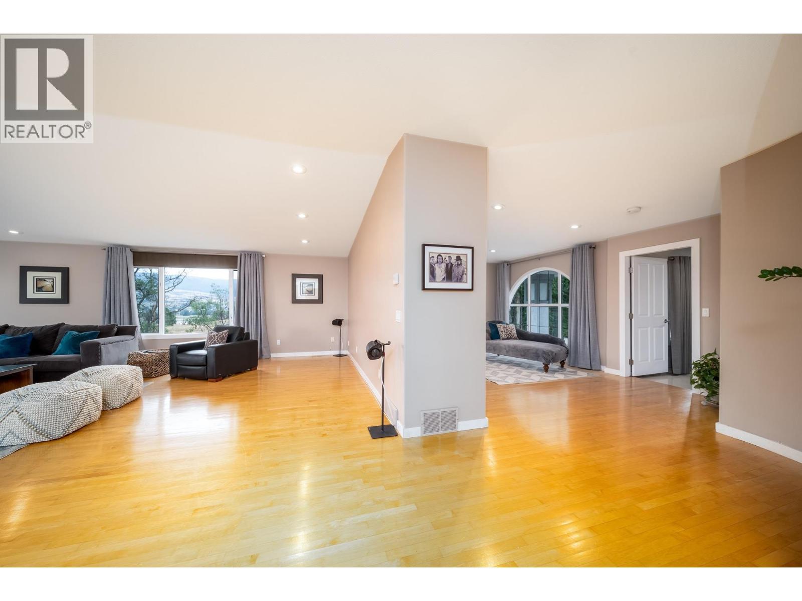 2760 Dry Valley Road, Kelowna, BC - Indoor Photo Showing Living Room