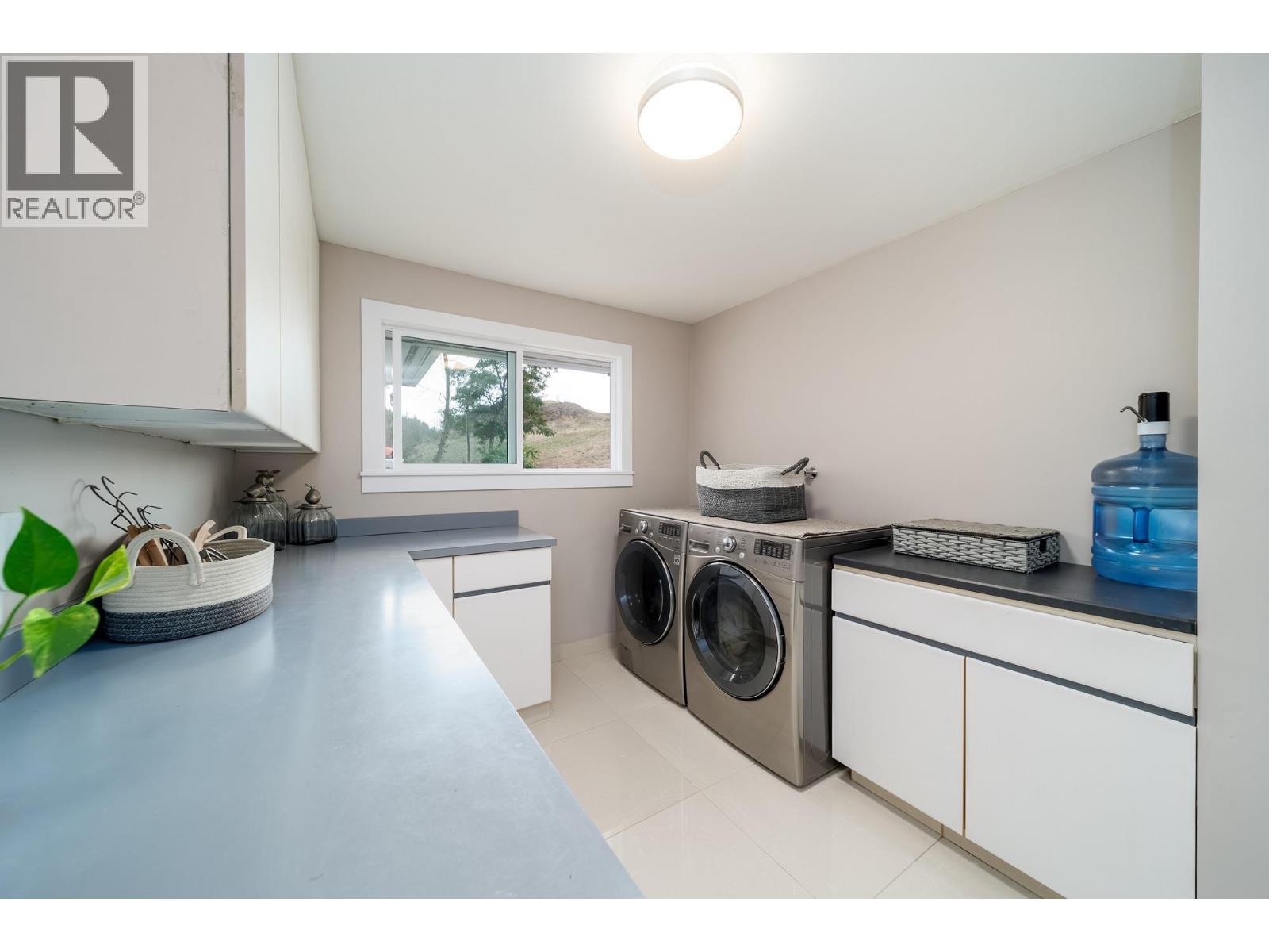 2760 Dry Valley Road, Kelowna, BC - Indoor Photo Showing Laundry Room