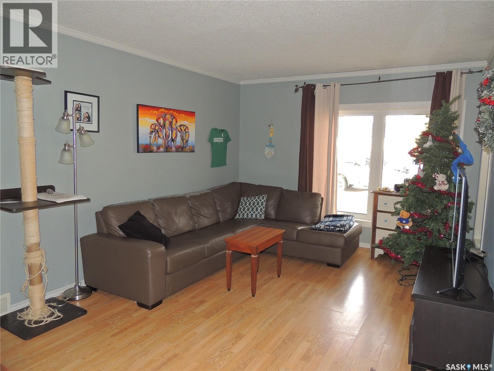 918 Albert Street, Estevan, SK - Indoor Photo Showing Living Room
