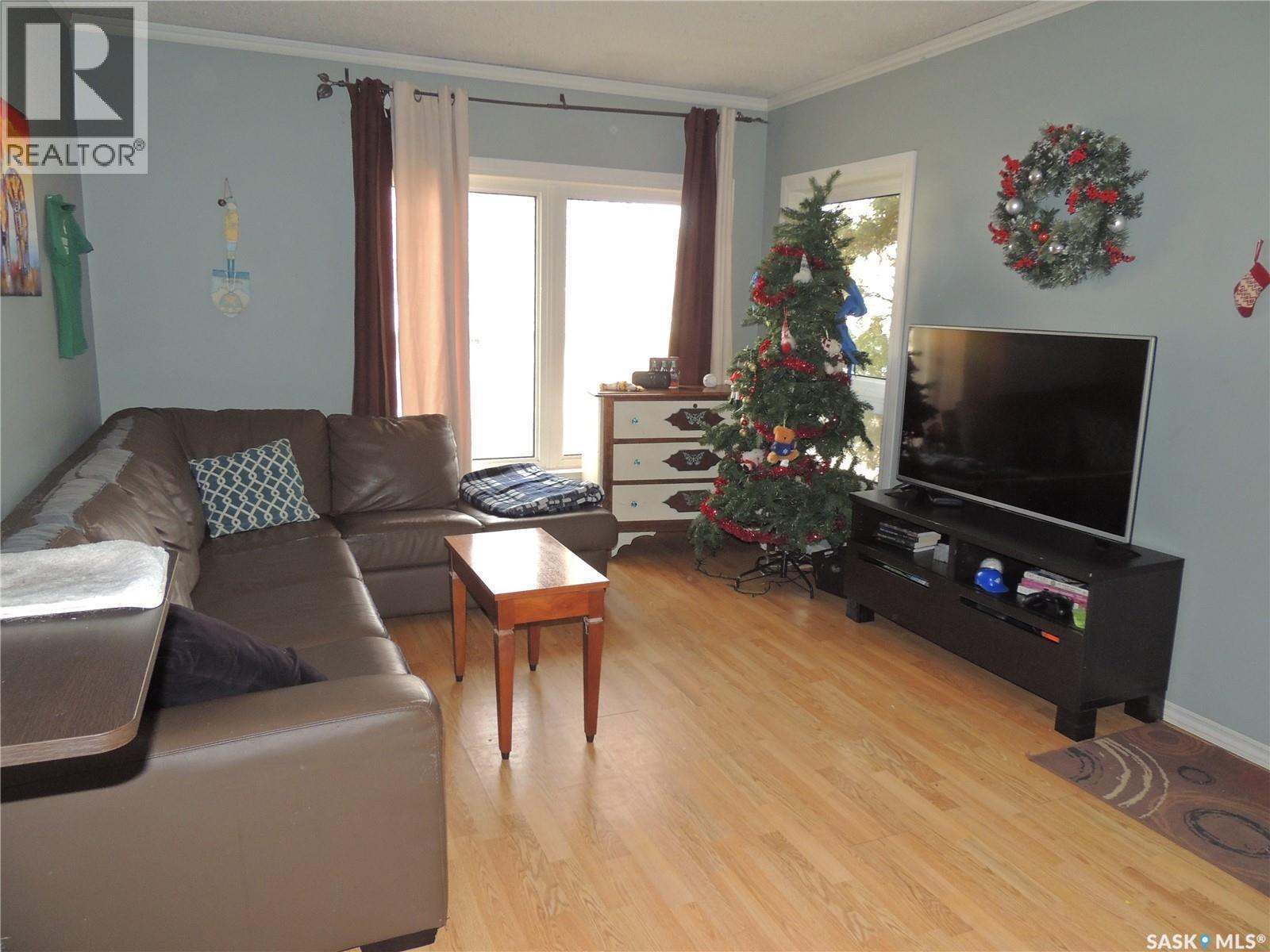 918 Albert Street, Estevan, SK - Indoor Photo Showing Living Room
