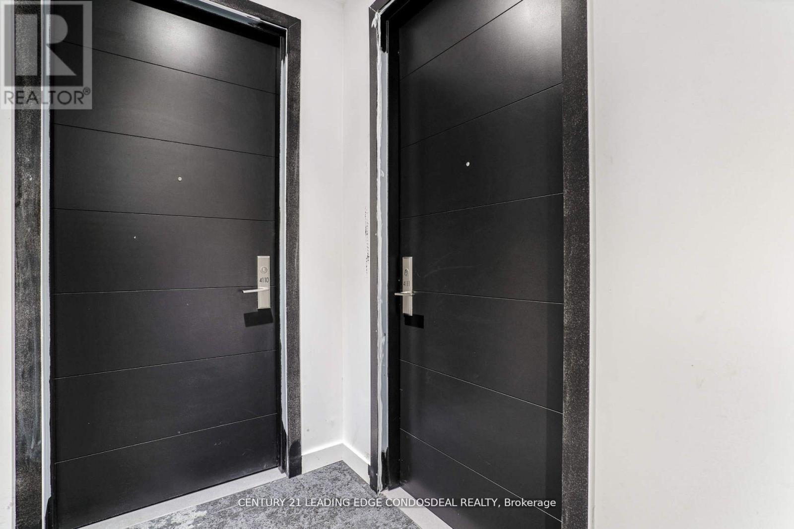 4111 - 488 University Avenue, Toronto, ON - Indoor