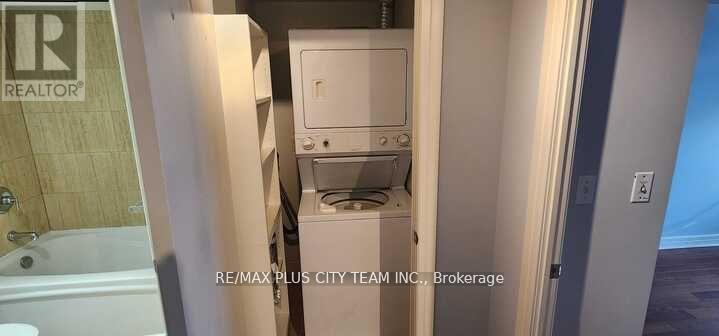 1212 - 16 Harrison Garden Boulevard, Toronto, ON - Indoor Photo Showing Laundry Room